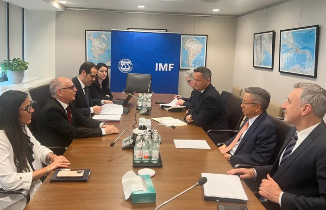 La delegació andorrana en una reunió amb el director general adjunt del Fons Monetari Internacional, Bo Li, a Washington.