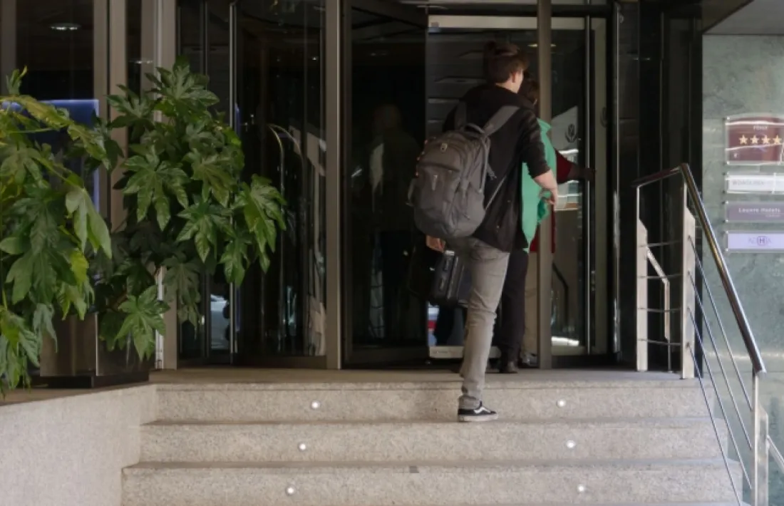 Un turista accedeix a un hotel.
