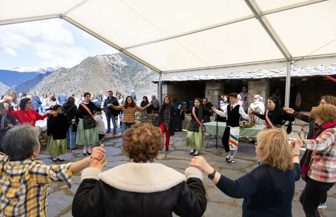 Ballada de sardanes a Sant Miquel d'Engolasters.