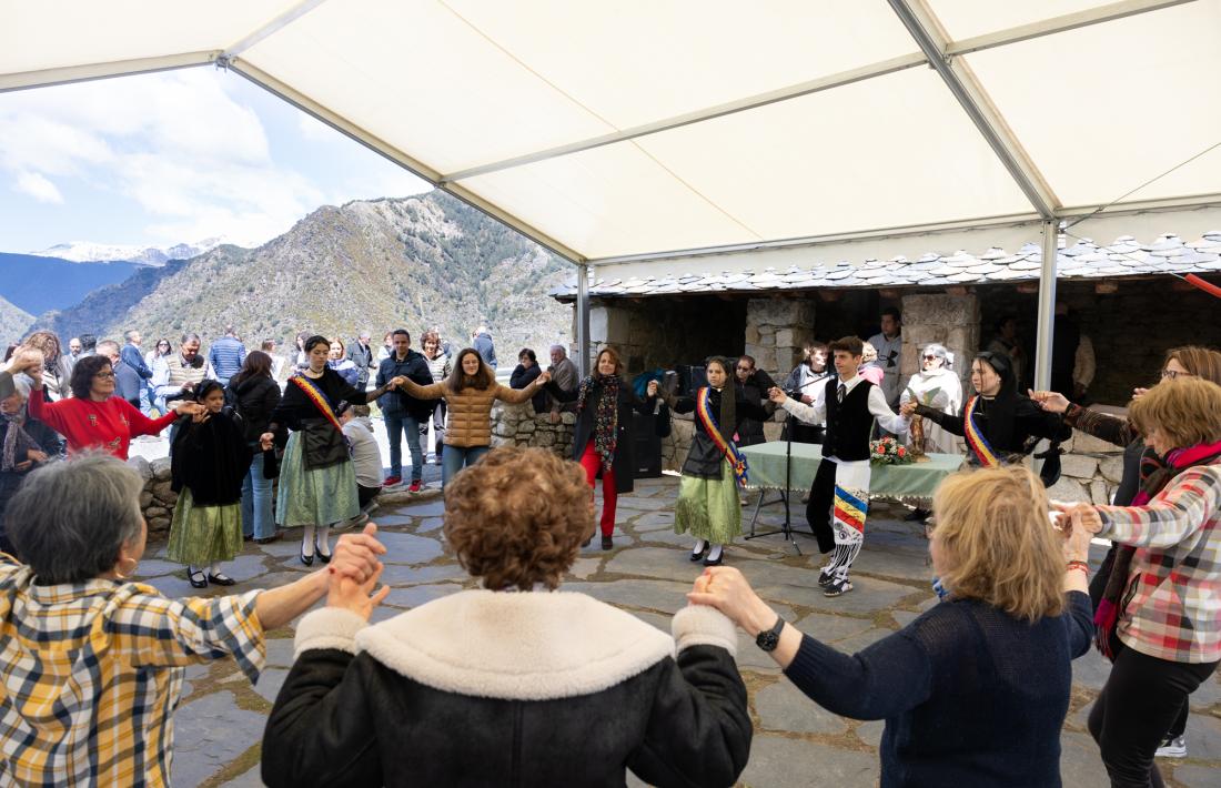 Ballada de sardanes a Sant Miquel d'Engolasters.