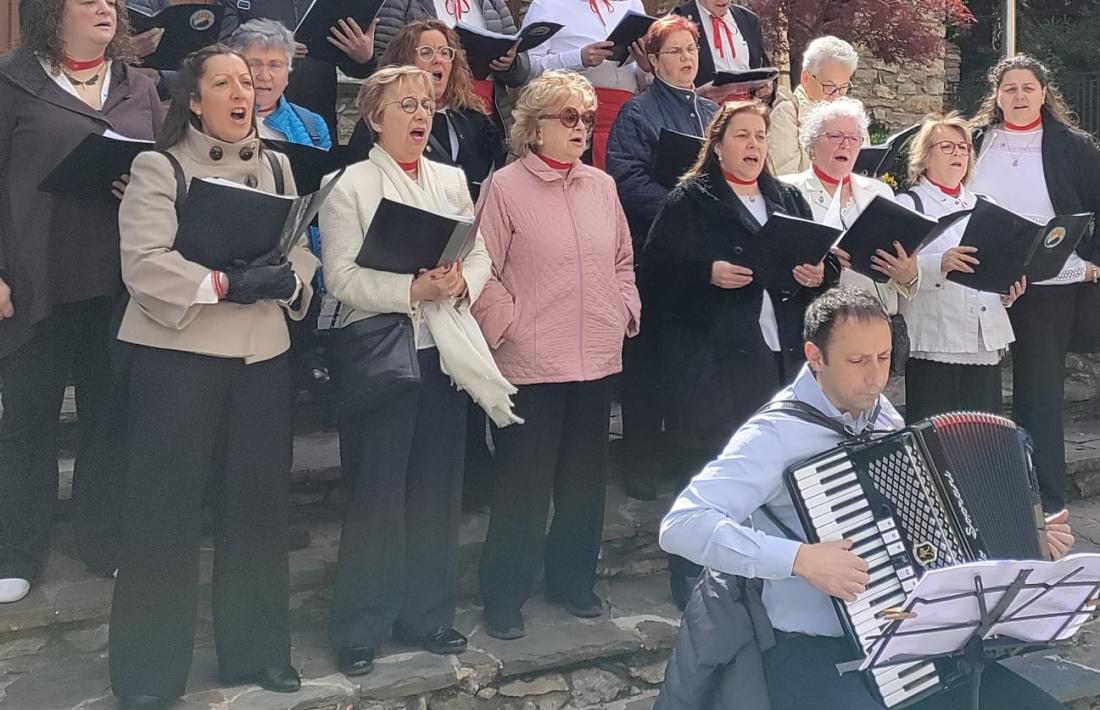Els caramellaires lauredians cantant ‘Mariner de terra endins’, davant de Casa Comuna.