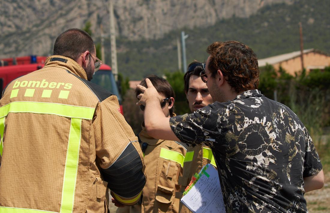 Marc Camardons, el director, donant instruccions als bombers que hi van col·laborar. 