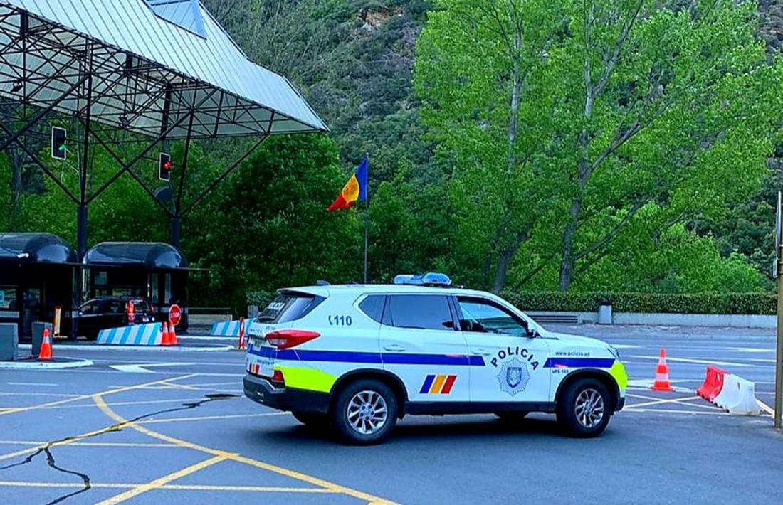 Un cotxe de la policia a la frontera del riu Runer.