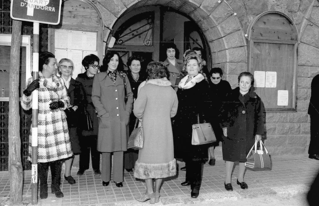 Un grup de dones que s’estrenaven en les eleccions, a la sortida de l’edifici del Quart de la capital, el 14 de desembre del 1971: Quima Calvó, amb coll blanc, a la dreta.