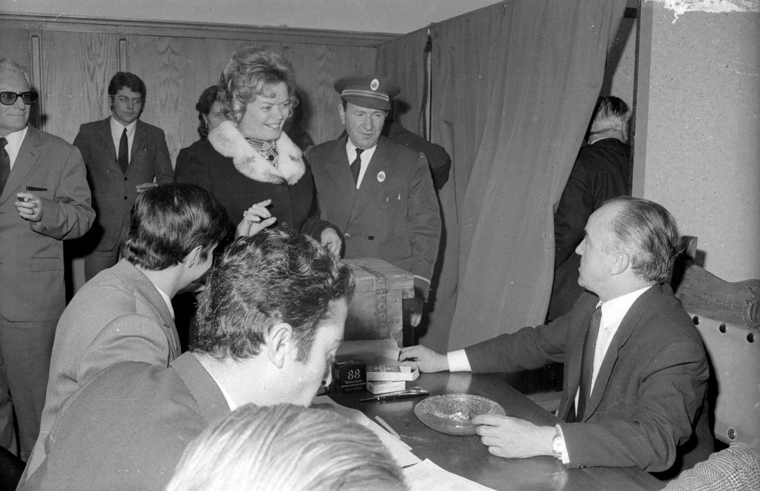 Quima Calvó exercint per primera vegada el dret de vot a les eleccions del 1971.