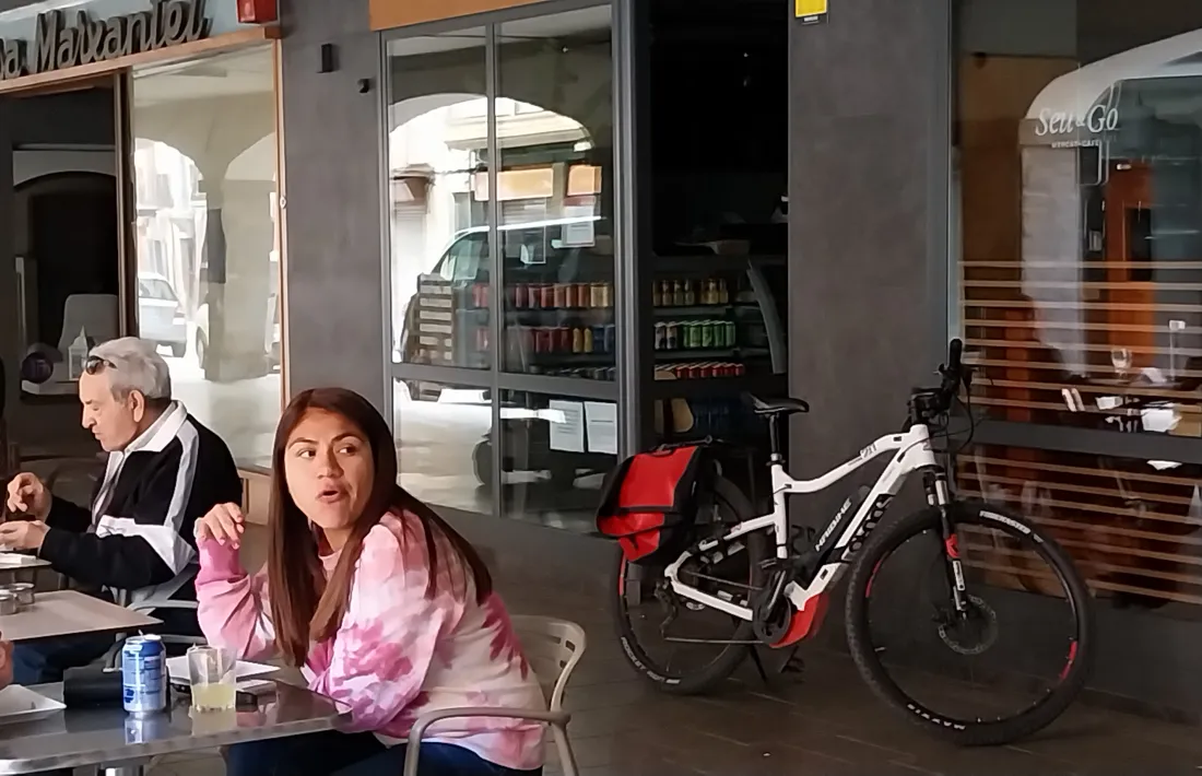 Tot i que a l'interior els establiments estaven a les fosques, els ciutadans han aprofitat les terrasses. 