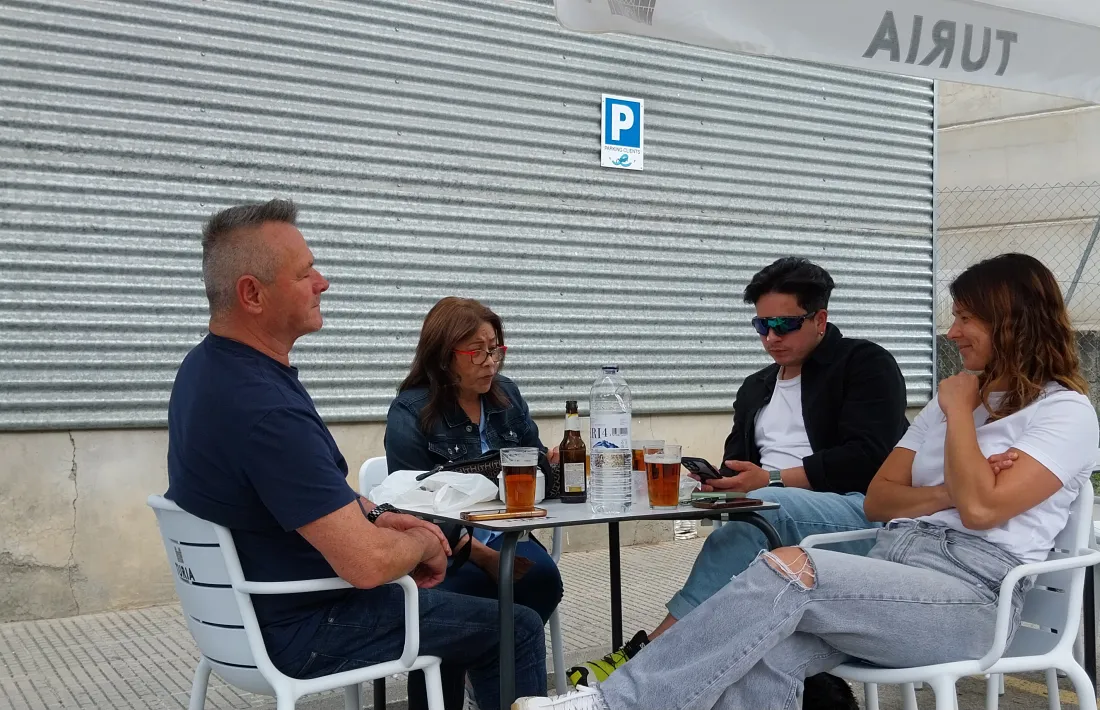   A la cafeteria de la Natàlia s’ho agafaven amb paciència, a falta de llum, un vermut. 