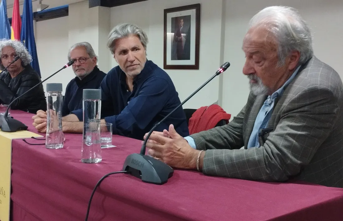 Els escriptors Lluna Vicens, Víctor Claudín, Greg Coonen i José Luis Muñoz, a l’ambaixada espanyola.