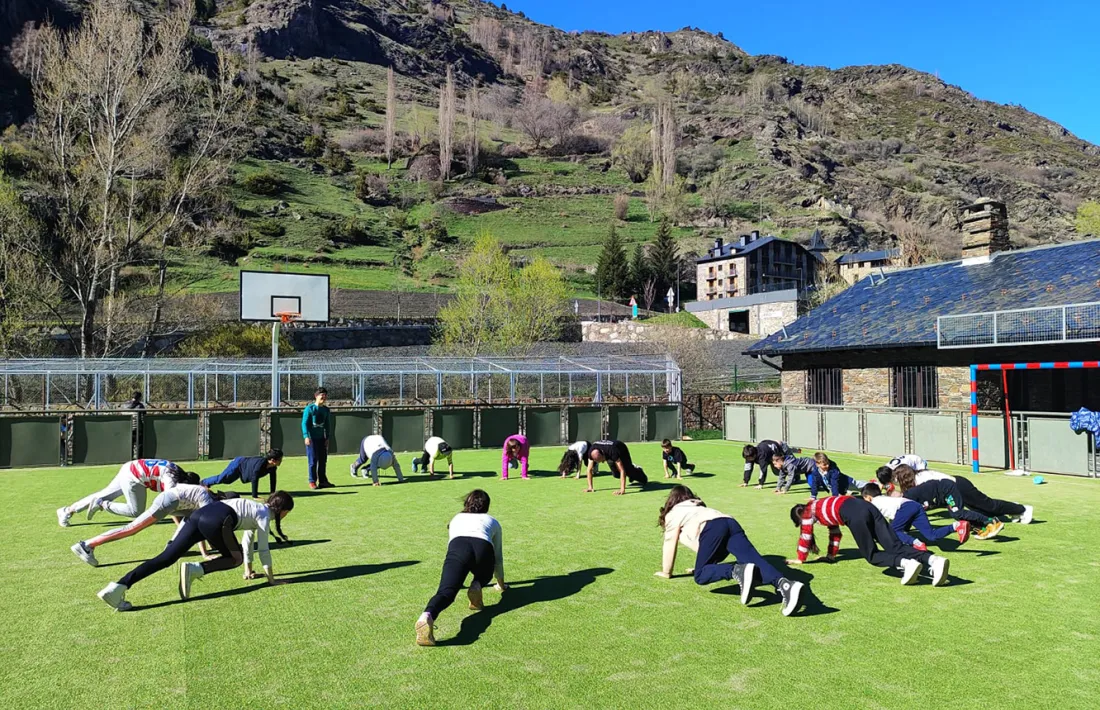Participants en un taller de defensa personal durant les colònies.