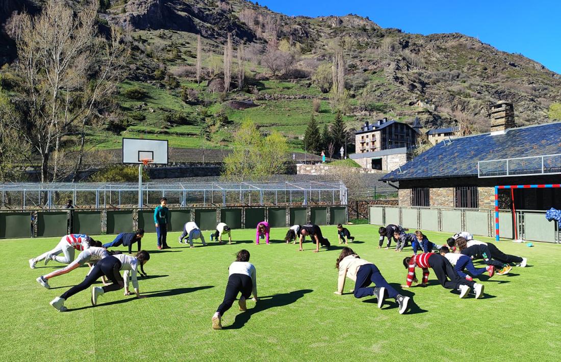 Participants en un taller de defensa personal durant les colònies.