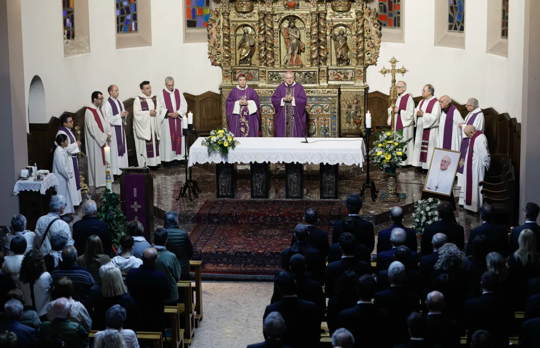 Un moment del funeral en record del Papa Francesc a l'església de Sant Esteve d'Andorra la Vella.