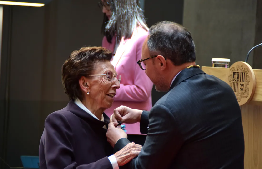 El cap de Govern, Xavier Espot, després d'atorgar l’Orde de Carlemany a Maria Molné Armengol, una de les impulsores del vot femení.