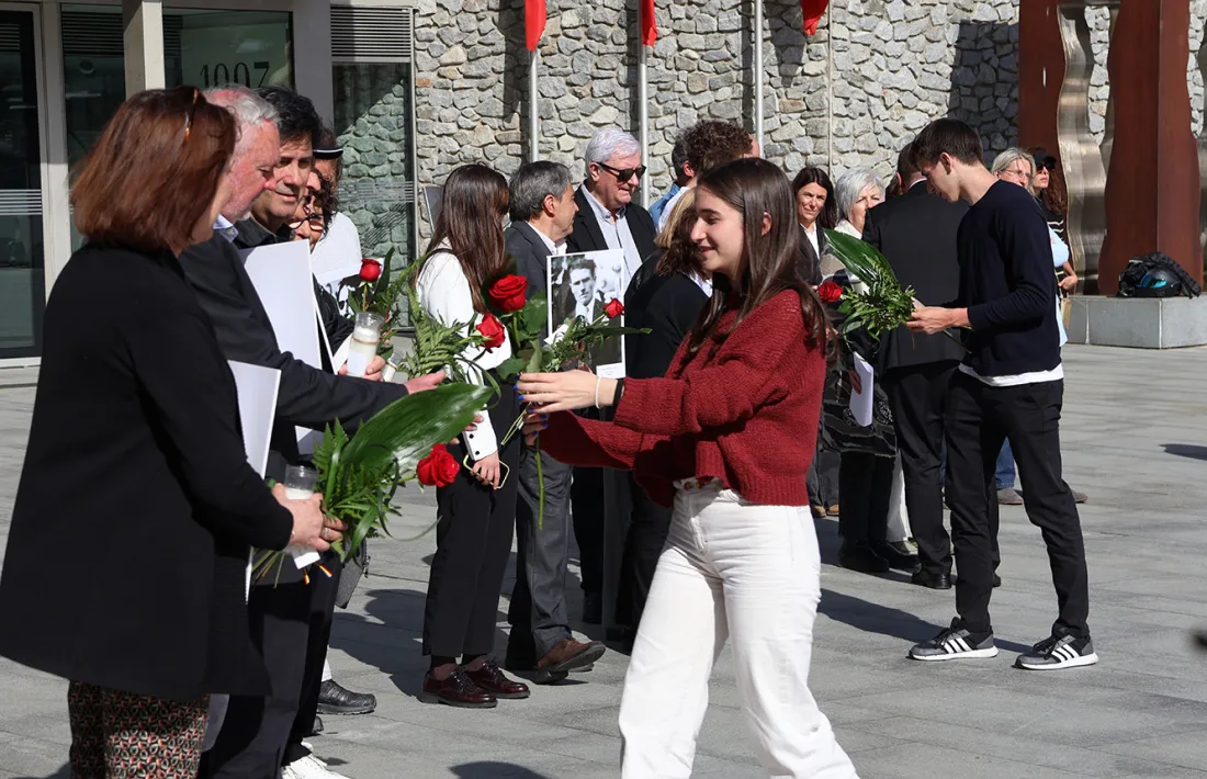 Alumnes de l'escola andorrana entreguen unes roses als familiars de les víctimes del nazisme.