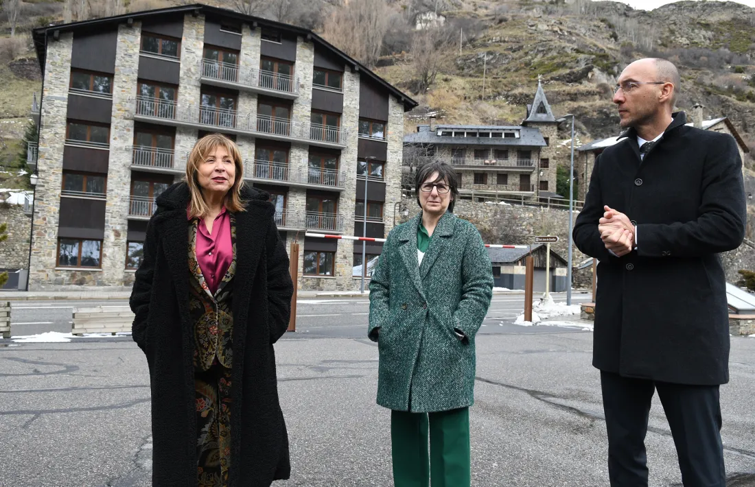 La ministra de Presidència, Economia, Treball i Habitatge, Conxita Marsol, amb la directora de l'INH, Marta Alberch i el secretari d'Estat d'Economia, Treball i Habitatge, Jordi Puy.