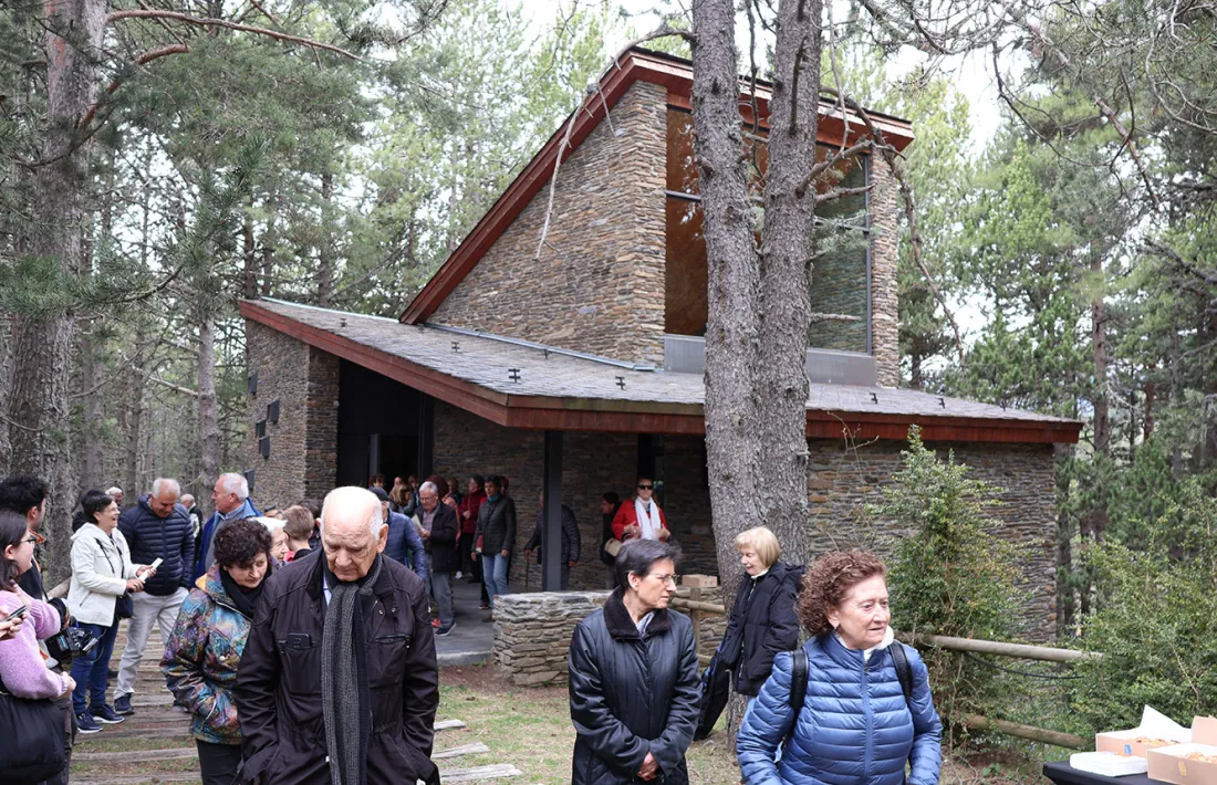 Els encampadans sortint de l'església aquest 1 de maig.