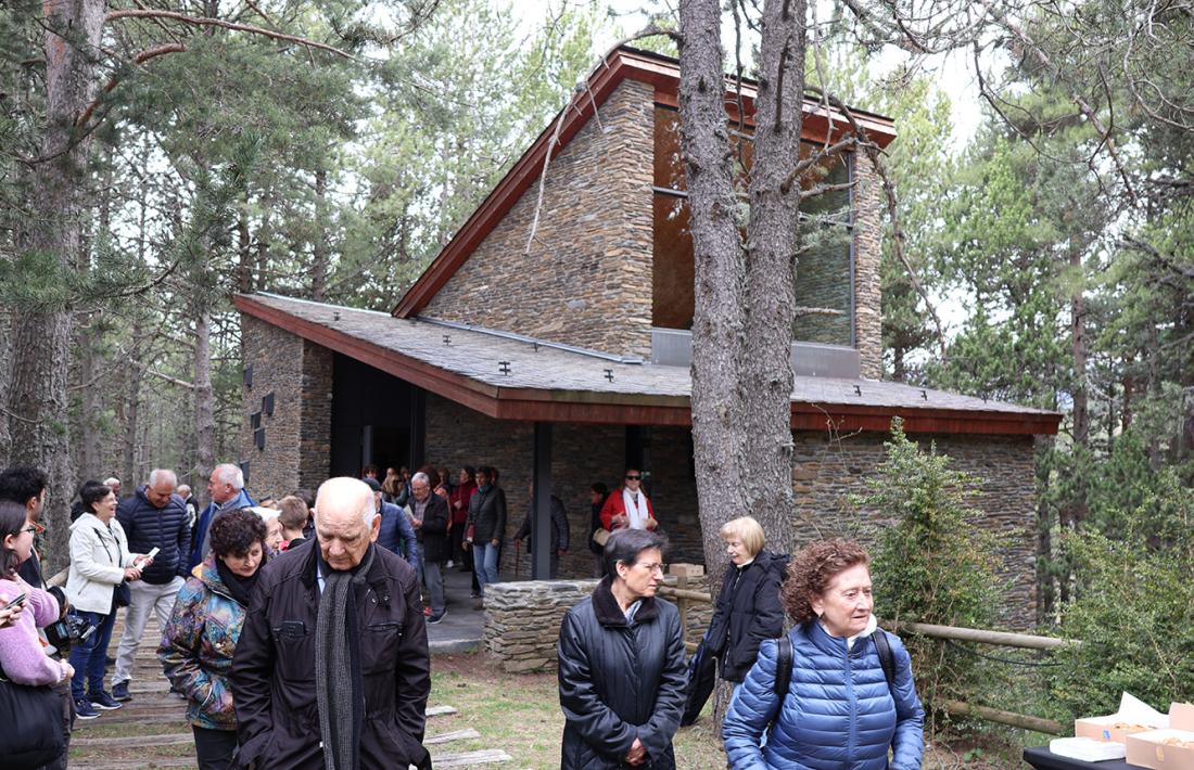 Els encampadans sortint de l'església aquest 1 de maig.
