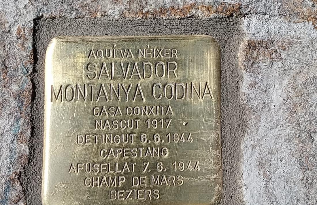 La Stolpersteine que recorda Montanya davant de casa Conxita, on va néixer el 1917.