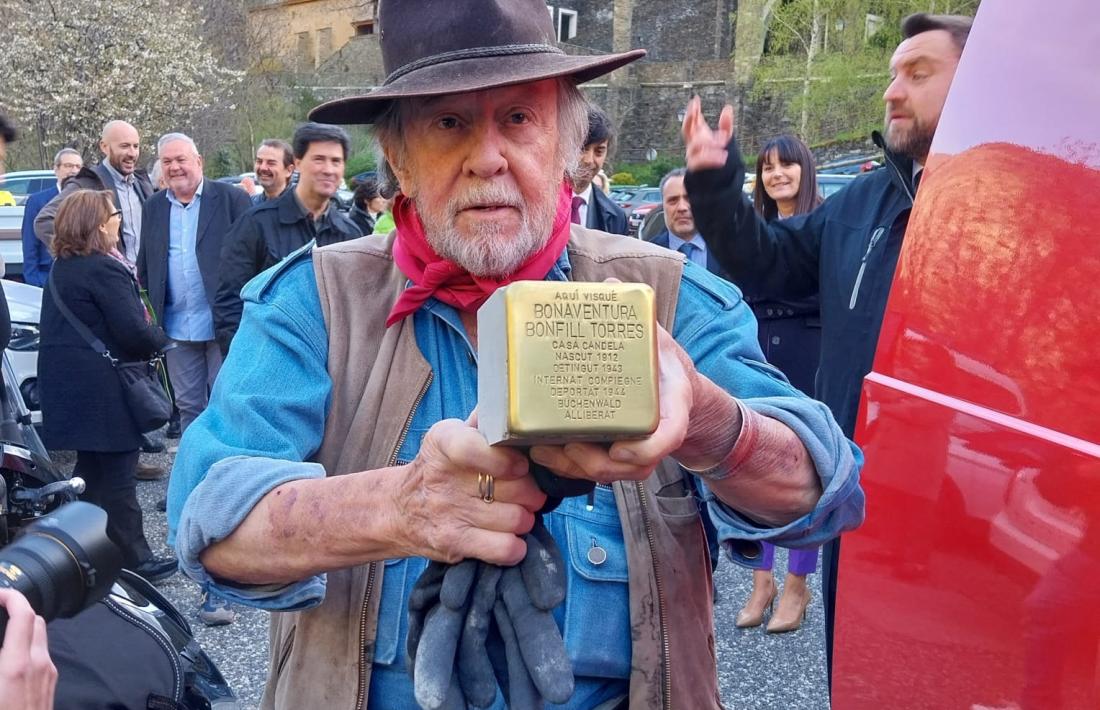 Gunter Demnig, dimecres a Meritxell, sosté la Stolpersteine en memòria de Bonaventura Bonfill, de casa Candela: va ser la primera de les set plaques que es van col·locar.