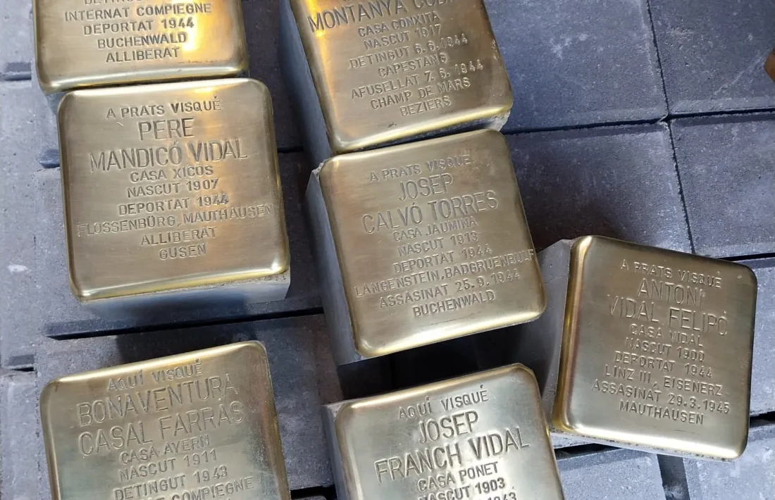  Set de les vuit Stolpersteine d’aquesta primera fase. Hi falta la de Bonaventura Bonfill, que acabava d’agafar Demnig, mentre que la de Bonaventura Casal es col·locarà el 6 de maig davant de casa seva, a ca l’Aern de la Margineda.