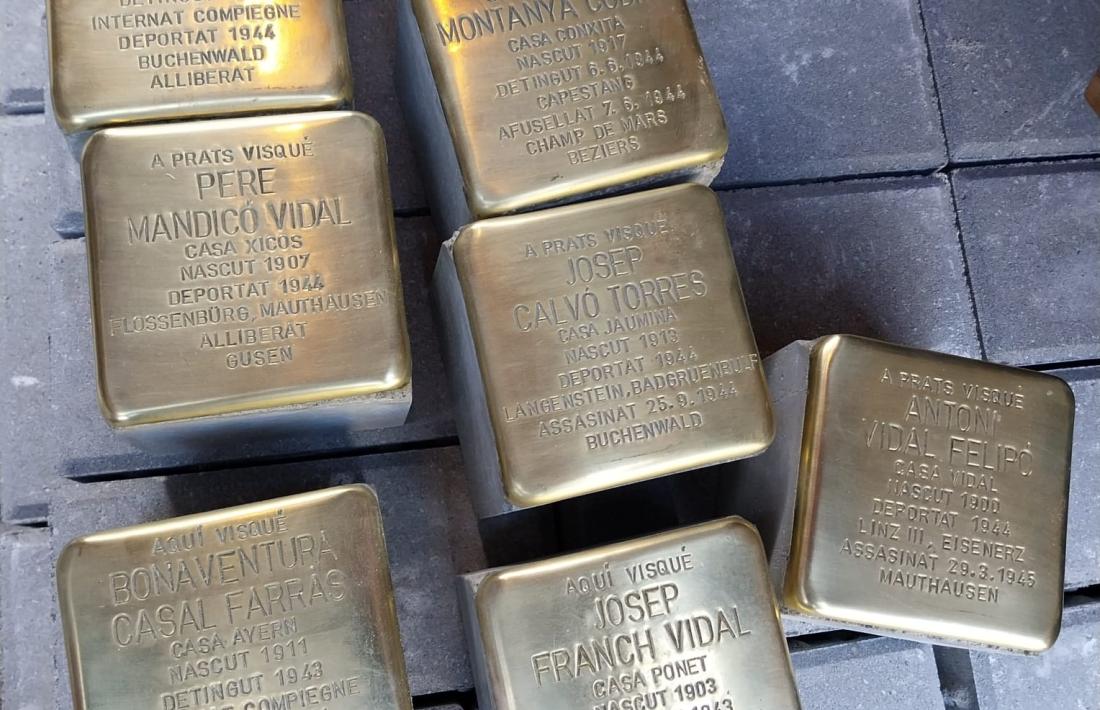  Set de les vuit Stolpersteine d’aquesta primera fase. Hi falta la de Bonaventura Bonfill, que acabava d’agafar Demnig, mentre que la de Bonaventura Casal es col·locarà el 6 de maig davant de casa seva, a ca l’Aern de la Margineda.