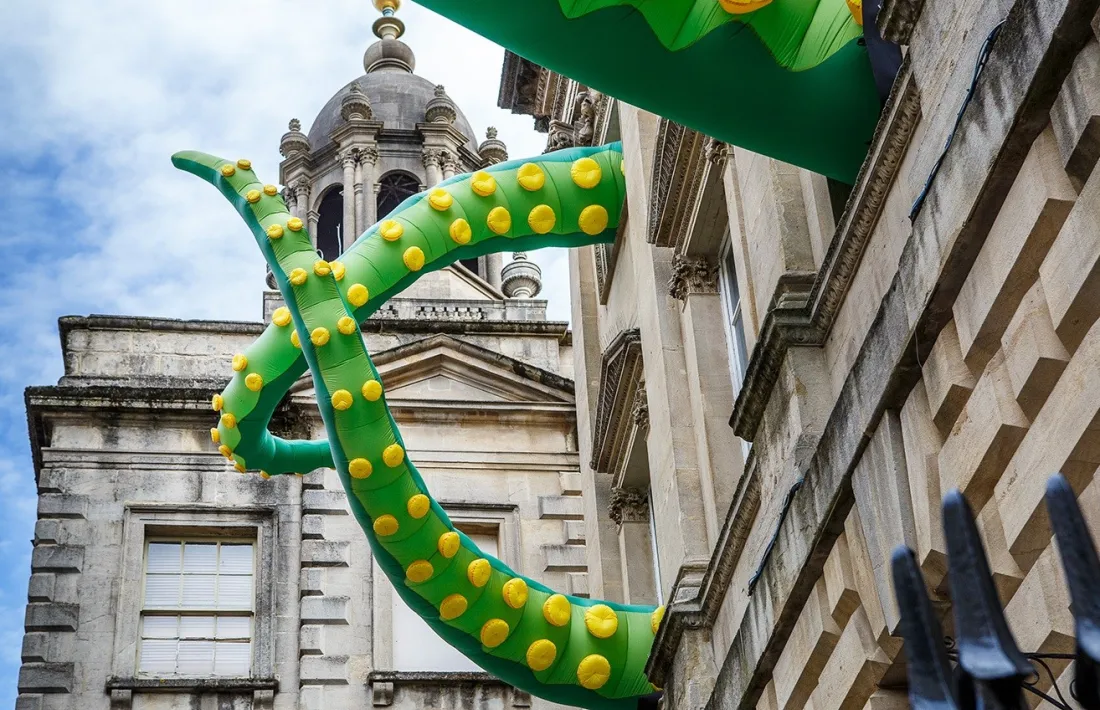 Els tenctacles d’un pop gegant colonitzaran la façana de l’hotel Pol, seu de la Biennal.