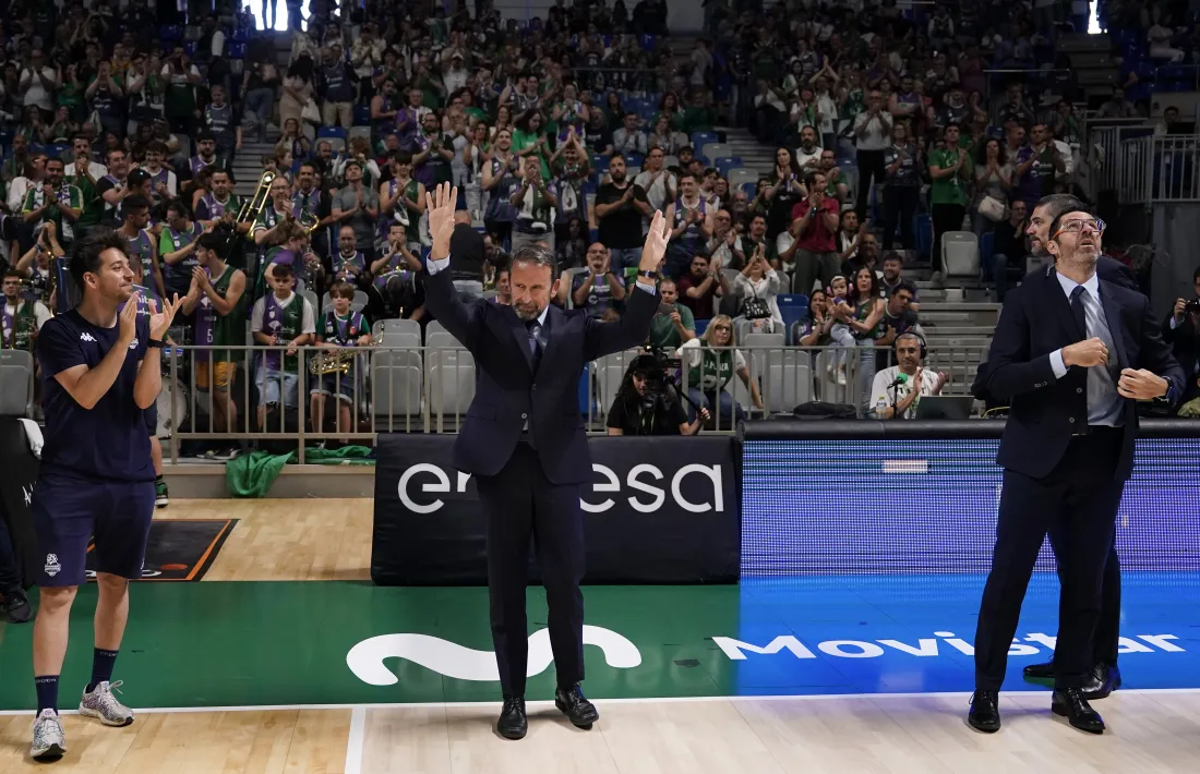 Joan Plaza va rebre un emotiu homenatge abans de començar el partit contra l’Unicaja Màlaga.