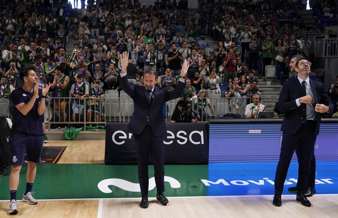 Joan Plaza va rebre un emotiu homenatge abans de començar el partit contra l’Unicaja Màlaga.
