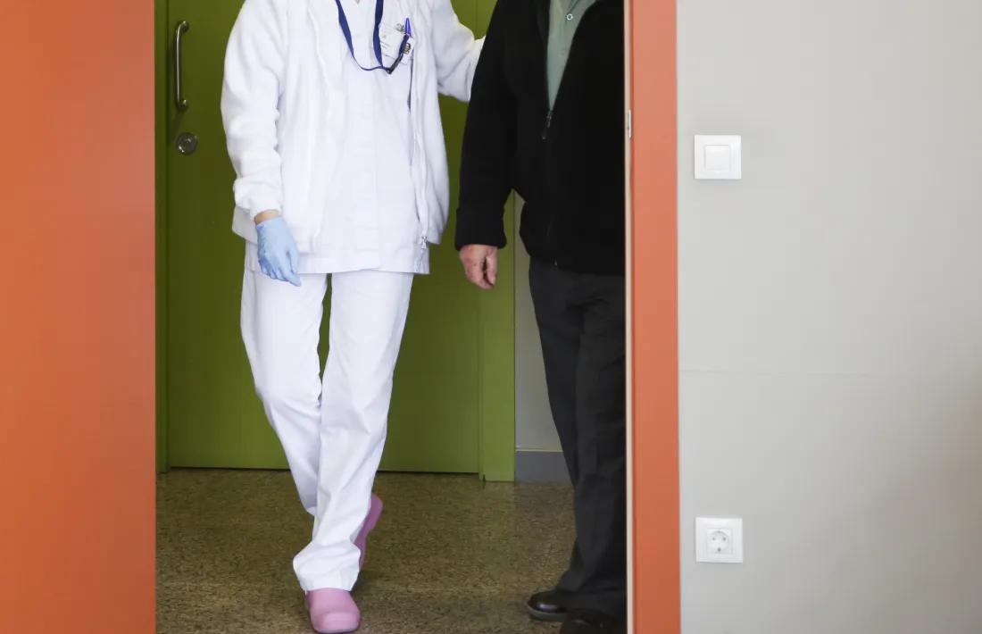 Una infermera acompanya un pacient.