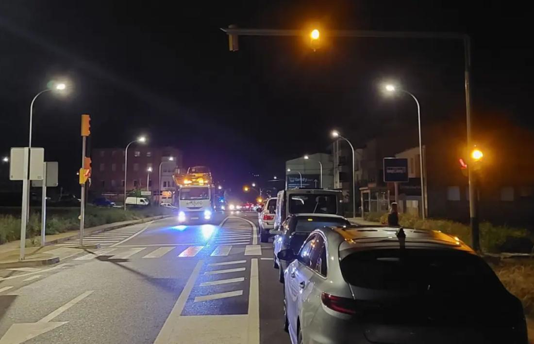 La circulació, en ambdós sentits, va estar tallada durant quasi una hora, diumenge a la nit. 