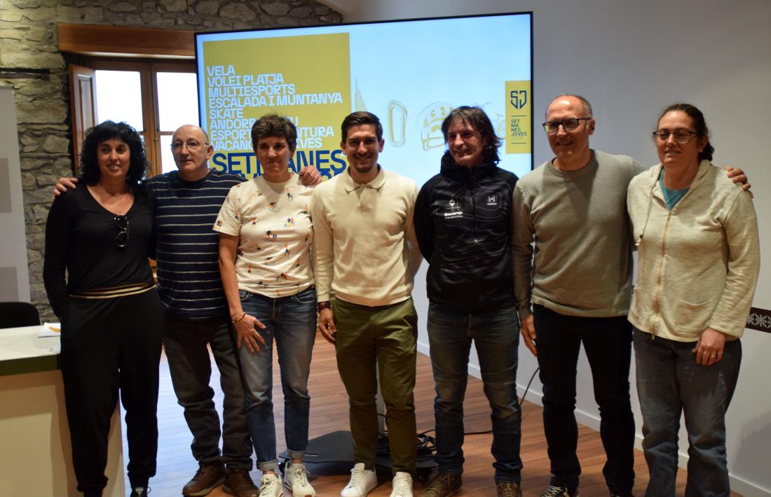 Tèncics d'esports dels diferents comuns i el conseller lauredià Marc Ferré al mig.