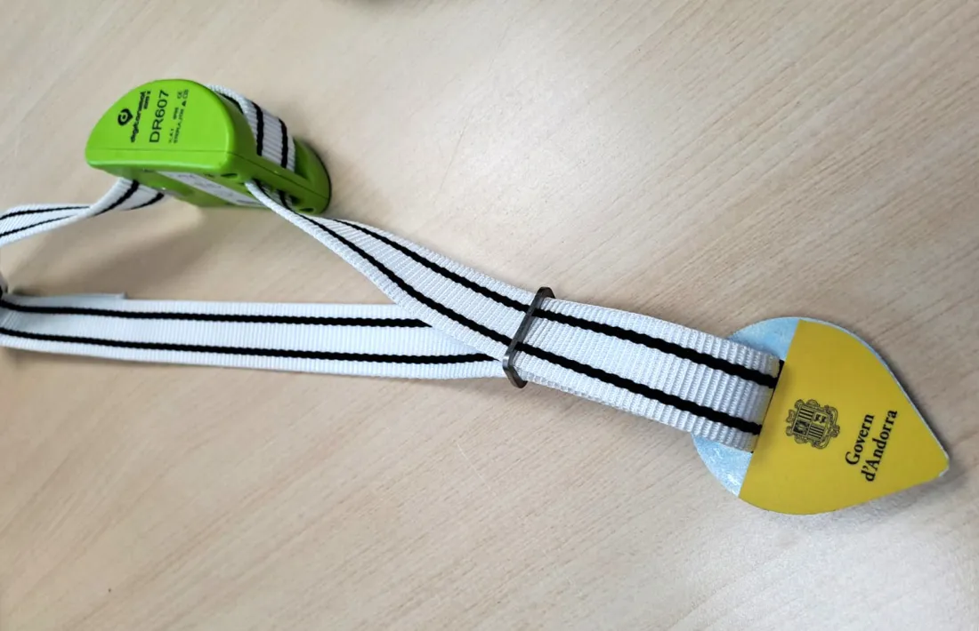 Un dels dispositius amb GPS per fer el seguiment del bestiar.