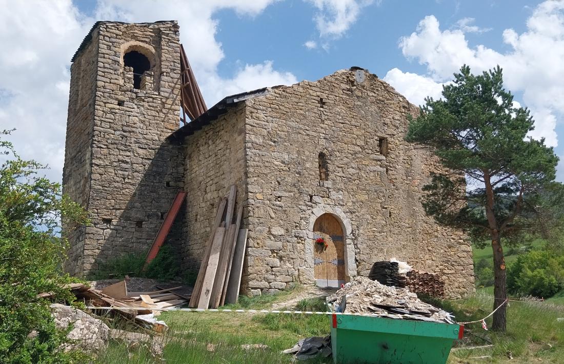     L’ermita de la Mare de Déu de les Peces, diumenge passat, enmig de les obres d’arranjament de la teulada. 