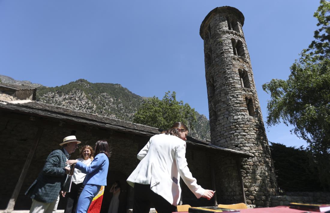 José María Pérez, ‘Peridis’, amb Mònica Bonell i Isabel de la Parte, al maig a l’església de Santa Coloma.