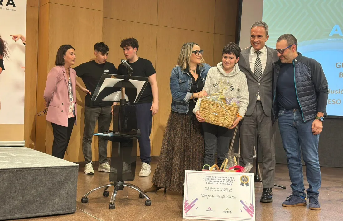 Moment en què el Biel Gaudí recollia el premi del concurs d’eslògans a la sala Consòrcia, aquesta tarda.