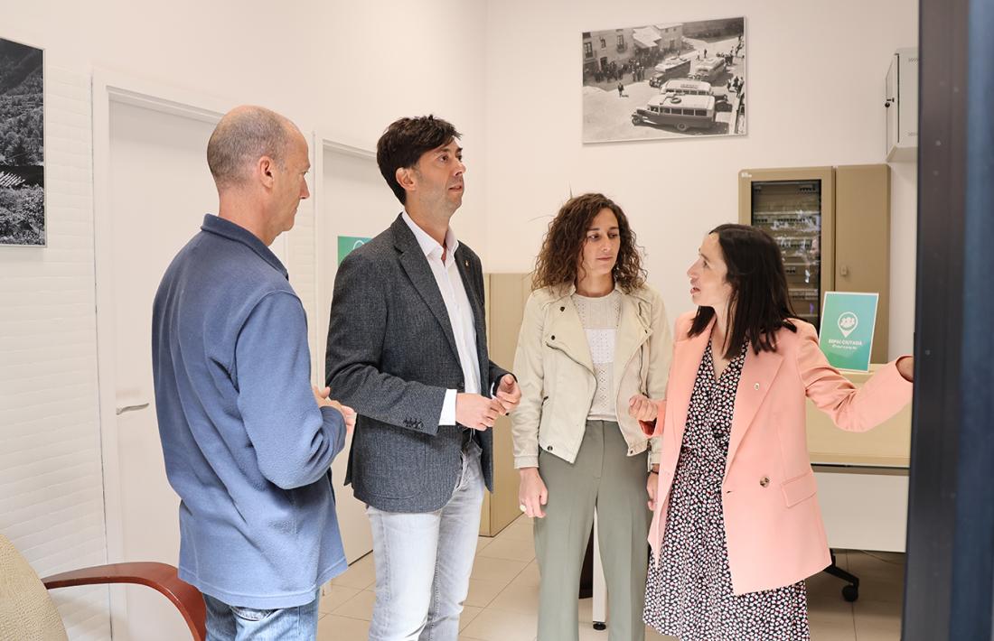 Els cònsols i la consellera de Social amb el tècnic de l’Espai Ciutadà al nou local de l'Espai Ciutadà.