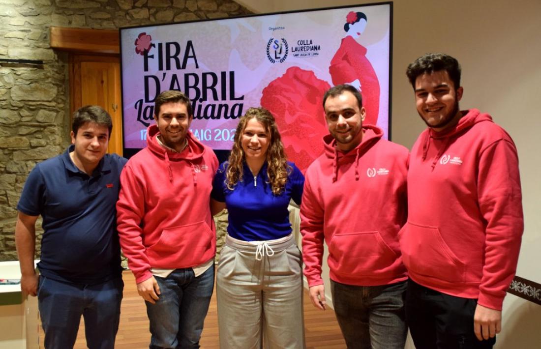 La consellera Judith López amb membres de la Colla Laurediana.