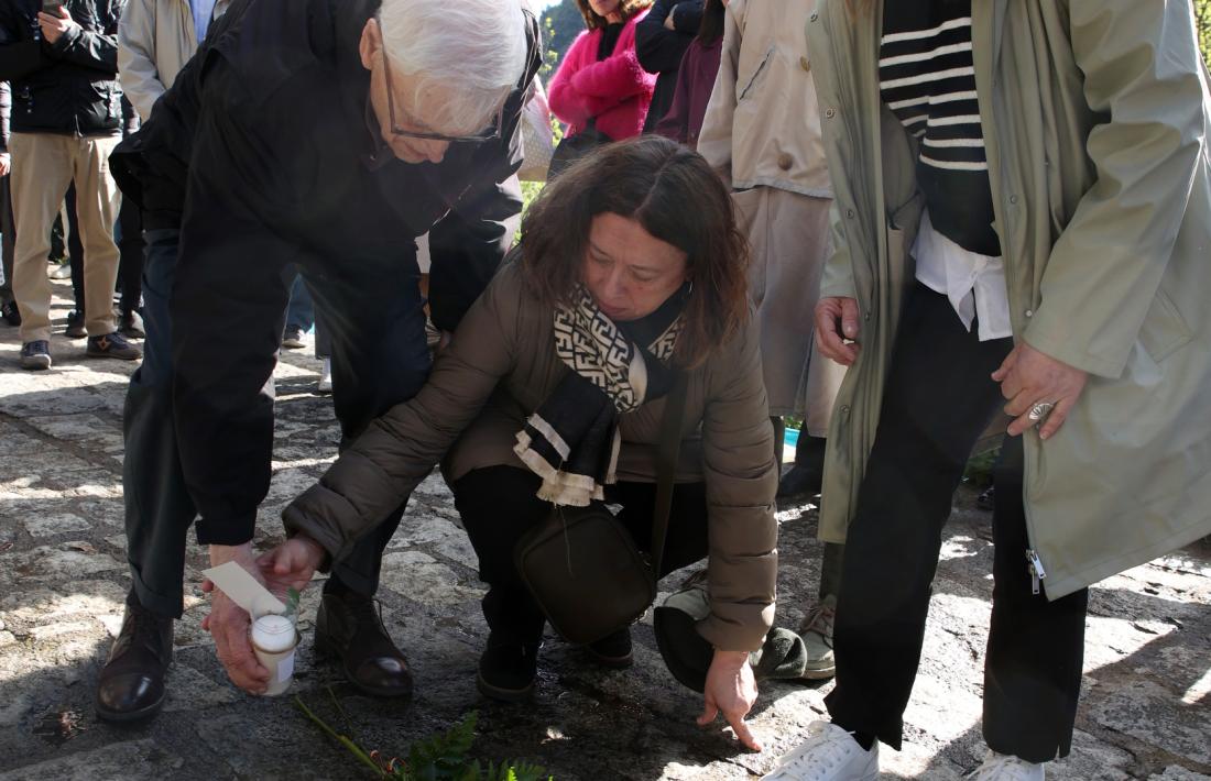 Familiars de Bonaventura Casal, amb el seu fill, Jean Claude, han assistir a la plantada de la Stolpersteine a ca l'Aern.