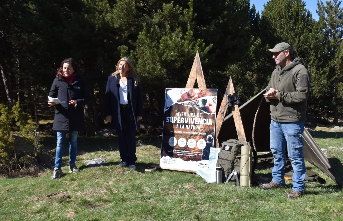La presentació dels cursos de supervivència d'Encamp que han presentat aquest dimecres la consellera de Turisme i Comunicació, Verònica Solsona, la directora de Turisme i Reactivació Econòmica d'Encamp, Anna Canals, i el guia de muntanya Juanjo Sánchez.