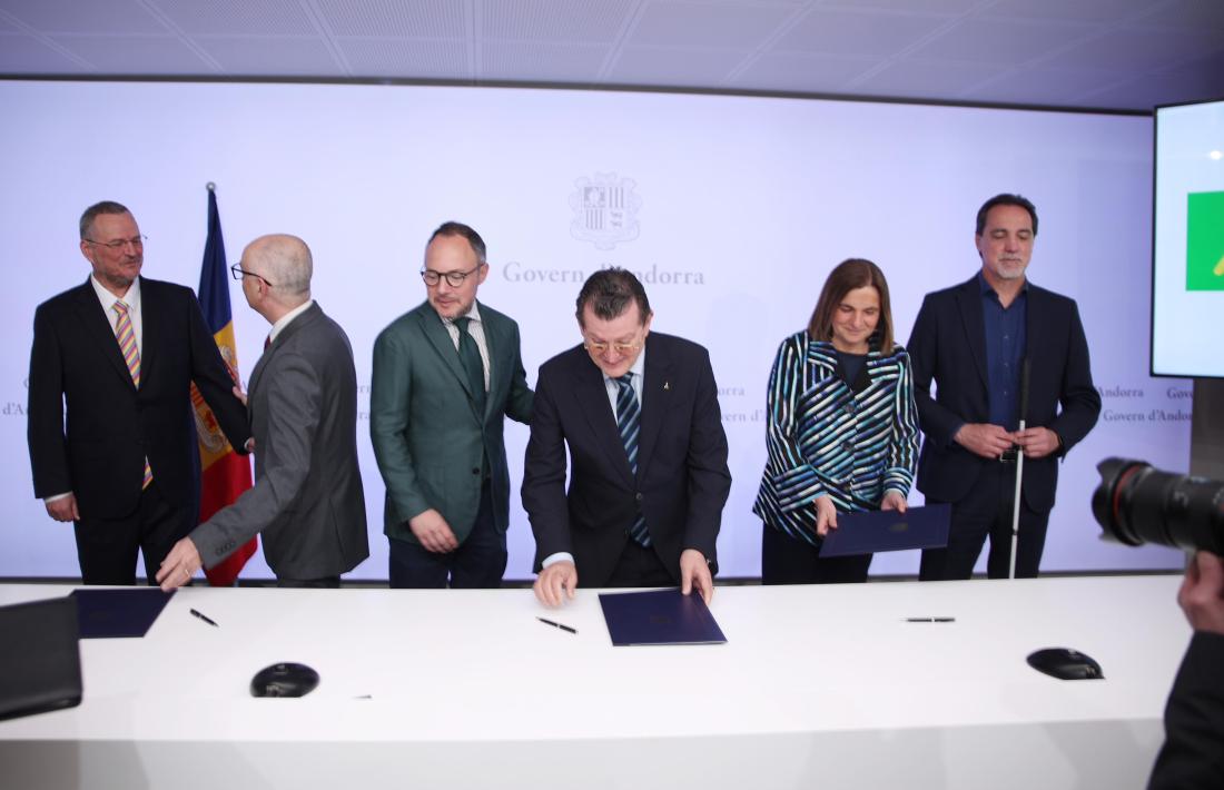 Un moment de la signatura del conveni amb l'ONCE, aquest migdia.