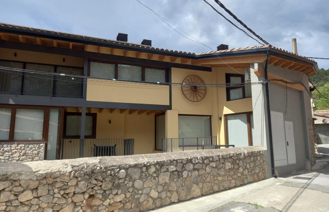 L’edifici destinat a allotjaments turístics objecte dels problemes denunciats, a Fígols. 