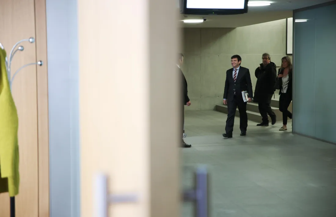 El raonador, Xavier Cañada, i el seu equip arribant a la sala de compareixences del Consell General.