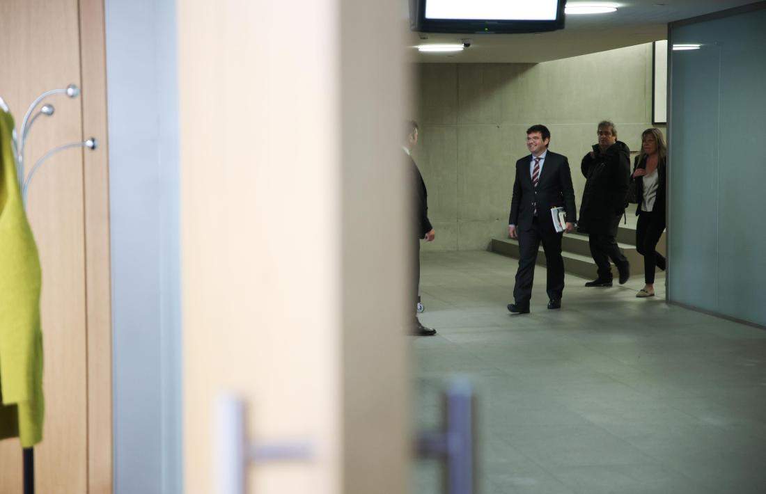 El raonador, Xavier Cañada, i el seu equip arribant a la sala de compareixences del Consell General.
