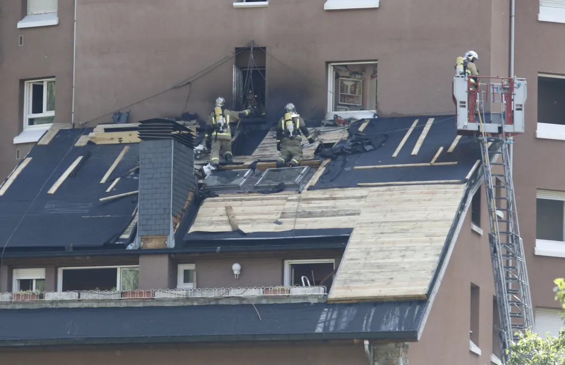 Trenta desallotjats en un incendi en un edifici de Sant Julià 