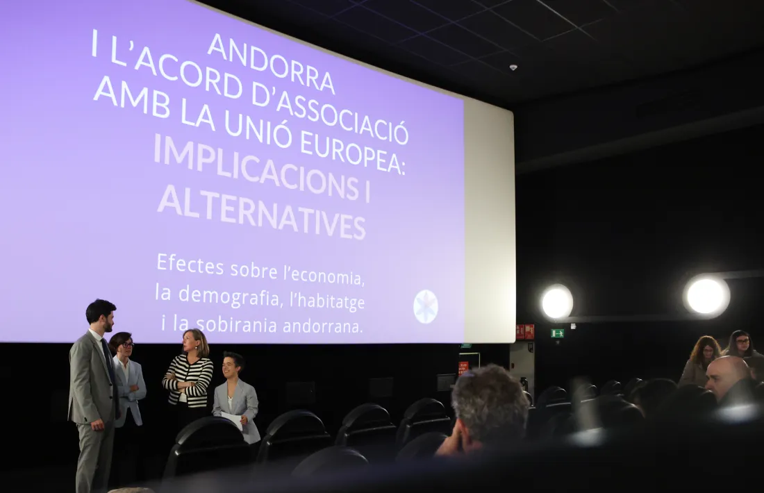 Cerni Escalé, Núria Segués, Maria Àngels Aché i Clara Grau abans de l’inici de l’acte.