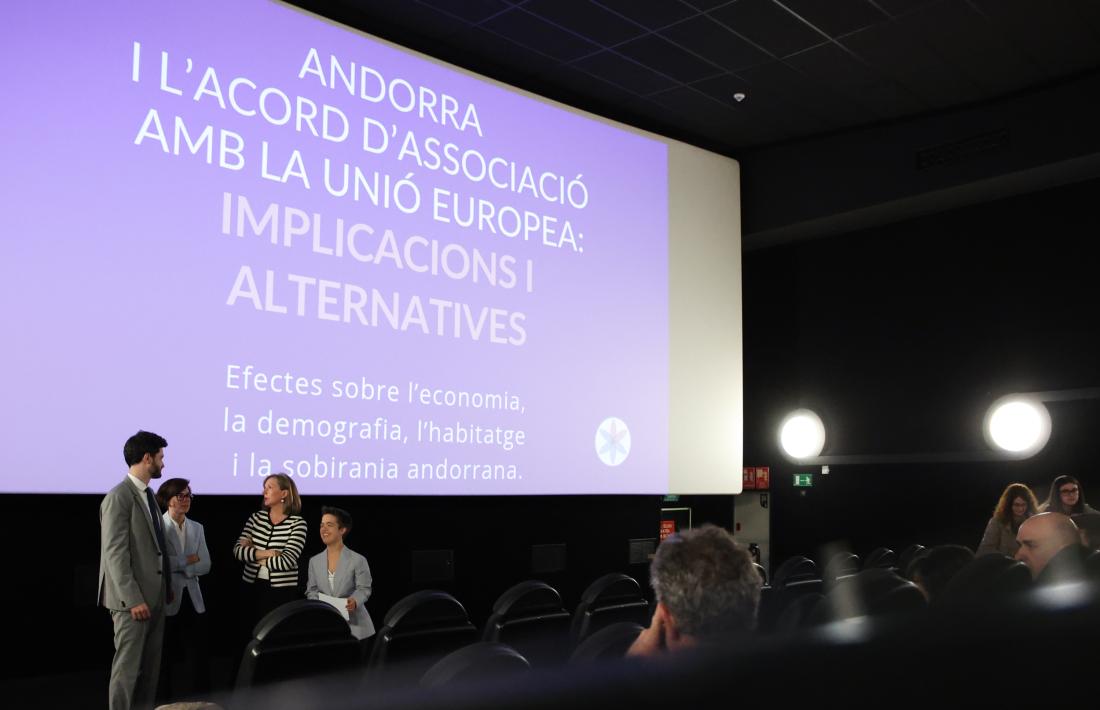 Cerni Escalé, Núria Segués, Maria Àngels Aché i Clara Grau abans de l’inici de l’acte.