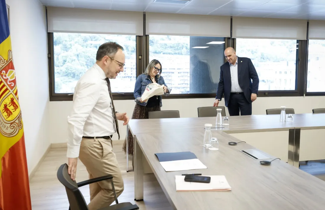 Xavier Espot amb la vicepresidenta de l’AGIA, Sandra Cano, i el secretari del col·legi, Jordi Ribó.