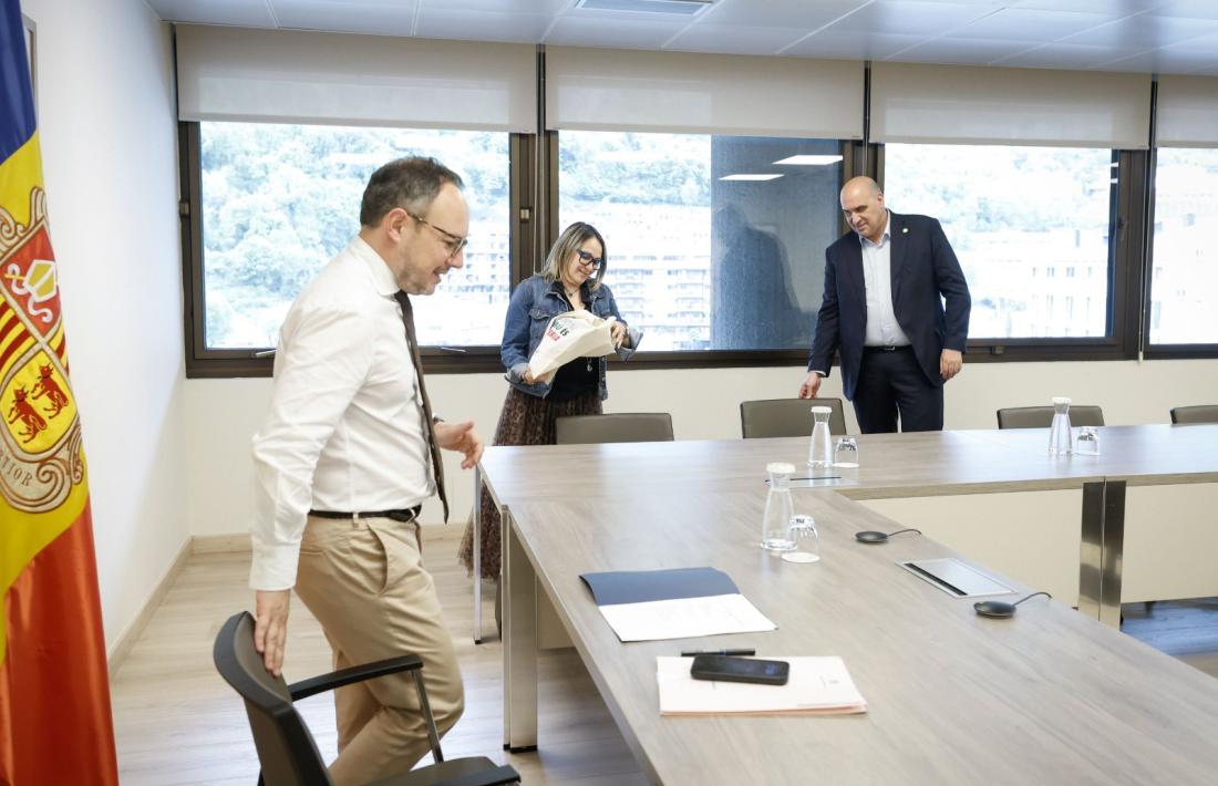 Xavier Espot amb la vicepresidenta de l’AGIA, Sandra Cano, i el secretari del col·legi, Jordi Ribó.