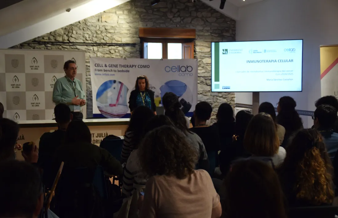 El doctor i cap d'Immunoteràpia de l'hospital Clínic, Manel Juan, explicant matèria als alumnes del curs.