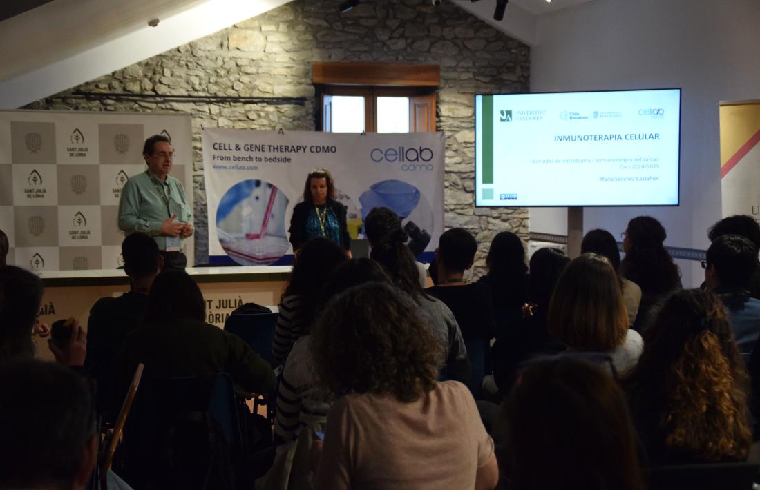 El doctor i cap d'Immunoteràpia de l'hospital Clínic, Manel Juan, explicant matèria als alumnes del curs.