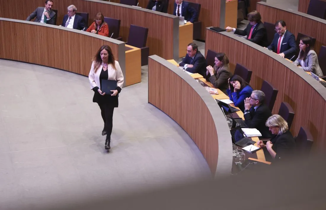 Mas es dirigeix a la tribuna de l’orador en el debat de la presa en consideració de la proposició de llei.